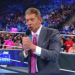 McMahon ingresó a la arena en Minnesota bajo su personaje de 'Mr McMahon'