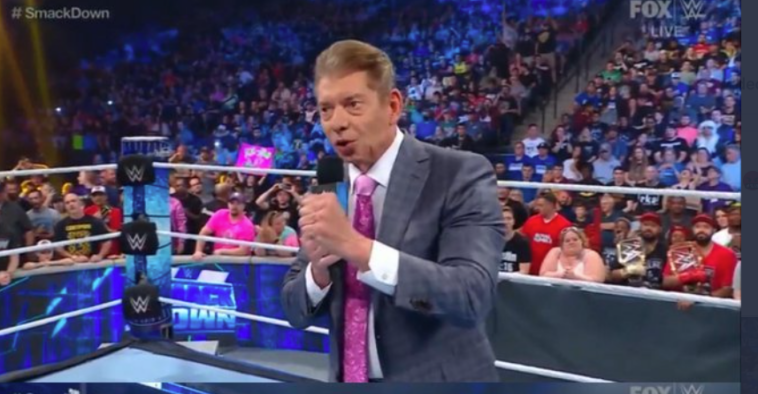 McMahon ingresó a la arena en Minnesota bajo su personaje de 'Mr McMahon'