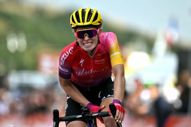 A Demi Vollering le estallaron las piernas al intentar igualar a Van Vleuten en el Tour de Francia Femmes