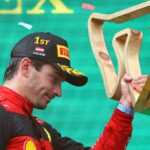 Charles Leclerc, Ferrari, sostiene el trofeo de ganadores.  Austria, julio de 2022.