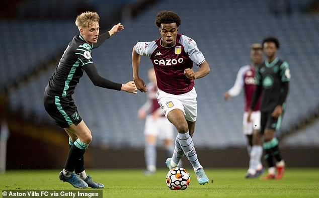 Aston Villa está dispuesto a vender al joven centrocampista Carney Chukwuemeka (derecha) este verano