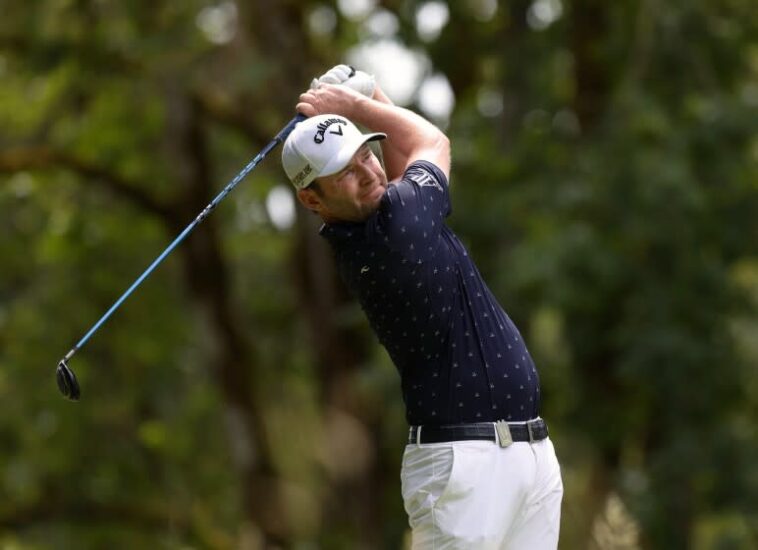 Branden Grace observa su golpe de salida en el número 4 en la tercera ronda del evento LIV Golf en North Plains, Oregon, el 2 de julio de 2022.