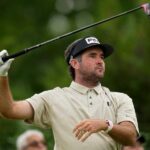 Bubba Watson observa su golpe de salida en el hoyo 15 durante la segunda ronda del PGA Championship - AP