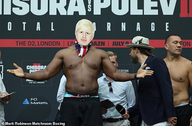 Derek Chisora ​​(centro) lució una máscara de Boris Johnson en el pesaje del viernes antes de su pelea contra Kubrat Pulev (derecha)