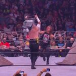 Eddie Kingston se acercó a Jericho con una silla durante su enfrentamiento con alambre de púas
