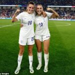 Ella Toone y Georgia Stanway celebran la victoria de Inglaterra en cuartos de final sobre España
