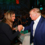 Caitlyn Jenner le da la mano al expresidente estadounidense Donald Trump antes del evento LIV Golf en Nueva Jersey