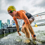 Finales de triatlón de los Juegos Arena de Singapur: salida de natación de Dan Dixon