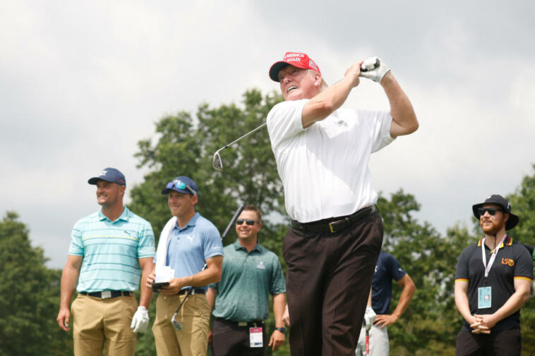 El expresidente estadounidense Donald Trump con Bryson DeChambeau en el torneo LIV Golf