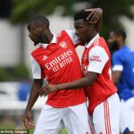 Nicolas Pepe (izquierda) felicita a Eddie Nketiah cuando el Arsenal venció al Ipswich 5-1 en un amistoso