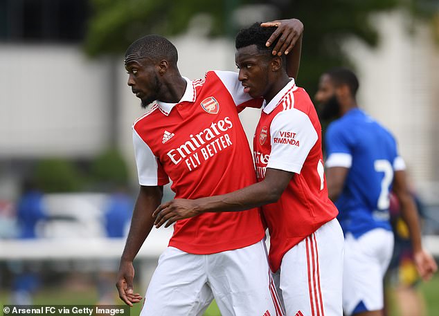 Nicolas Pepe (izquierda) felicita a Eddie Nketiah cuando el Arsenal venció al Ipswich 5-1 en un amistoso