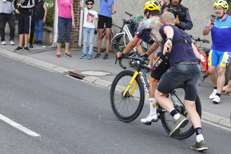 El desafío del Tour de Francia de Primoz Roglic severamente abollado por un accidente de adoquines