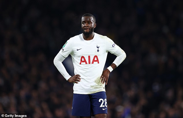 El marginado del Tottenham, Tanguy Ndombele, ha admitido que puede estar feliz de quedarse en el club.