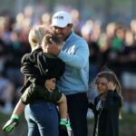 Charl Schwartzel celebra con su familia después de ganar el torneo de golf por invitación LIV golf inaugural en el Centurion Club.