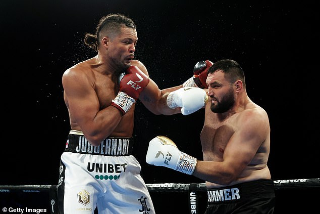 Joe Joyce (izquierda) destruyó a Christian Hammer (derecha) en cuatro asaltos el sábado por la noche