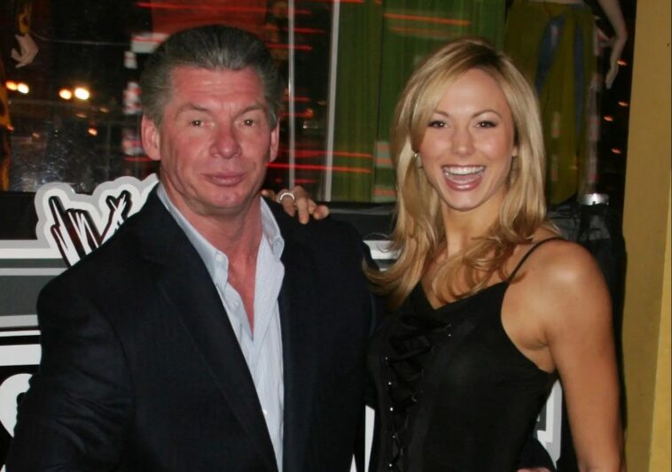 Stacy Keibler fotografiada con Vince McMahon en 2004