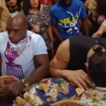 La estrella de la WWE Titus O'Neil y el Gran Khali participaron en un concurso de comidas del Día de Acción de Gracias