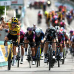 Las velocistas miran por primera vez el maillot amarillo en los Campos Elíseos en el Tour de France Femmes