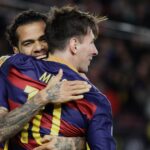Dani Alves y Lionel Messi celebran el gol del Barcelona ante la Roma en la Champions League en el Camp Nou.  24 de noviembre de 2015