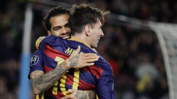 Dani Alves y Lionel Messi celebran el gol del Barcelona ante la Roma en la Champions League en el Camp Nou.  24 de noviembre de 2015