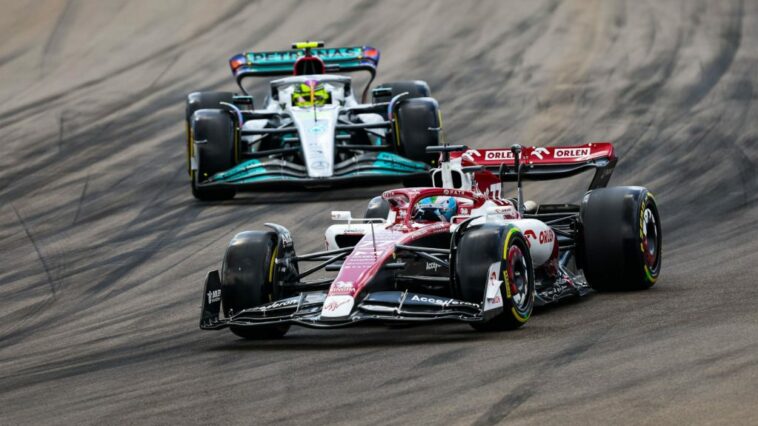 Valtteri Bottas compitiendo contra Lewis Hamilton.  Miami Mayo 2022