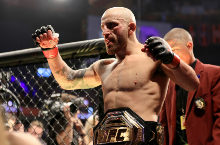 LAS VEGAS, NEVADA - 2 DE JULIO: Alexander Volkanovski de Australia celebra su victoria por decisión unánime sobre Max Holloway en su pelea por el título de peso pluma durante UFC 276 en T-Mobile Arena el 2 de julio de 2022 en Las Vegas, Nevada.  (Foto de Carmen Mandato/Getty Images)