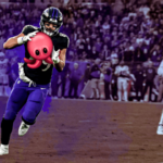 Mark Andrews lleva un emoji de pulpo a la zona de anotación contra los Colts.