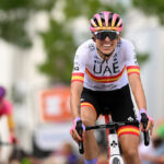 Mavi García atropellada por el propio coche del equipo en la agitada etapa de tierra del Tour de France Femmes