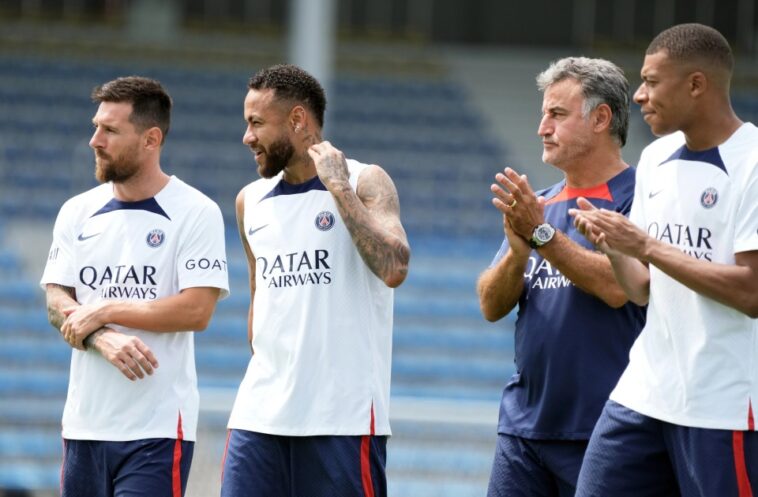 Messi, izquierda, Neymar, centro izquierda, y Mbappé, derecha, en un entrenamiento junto a su nuevo entrenador
