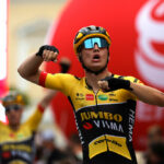 Olav Kooij corre hacia la victoria en la etapa 1 del Tour de Polonia 2022