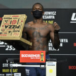 LAS VEGAS, NEVADA - 5 DE MARZO: En este folleto de UFC, Israel Adesanya de Nigeria posa en la báscula durante el pesaje de UFC 259 en UFC APEX el 5 de marzo de 2021 en Las Vegas, Nevada.  (Foto de Jeff Bottari/Zuffa LLC)