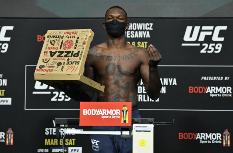 LAS VEGAS, NEVADA - 5 DE MARZO: En este folleto de UFC, Israel Adesanya de Nigeria posa en la báscula durante el pesaje de UFC 259 en UFC APEX el 5 de marzo de 2021 en Las Vegas, Nevada.  (Foto de Jeff Bottari/Zuffa LLC)