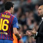 Pep Guardiola da instrucciones a Sergio Busquets