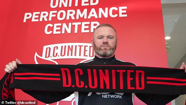 Rooney sostiene una bufanda del DC United a su regreso al club donde jugó como jugador