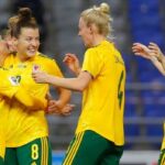 Jess Fishlock celebra con sus compañeros de equipo de Gales después de anotar contra Kazajstán