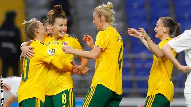 Jess Fishlock celebra con sus compañeros de equipo de Gales después de anotar contra Kazajstán