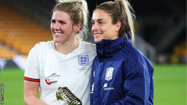 Millie Bright y Alexia Putellas