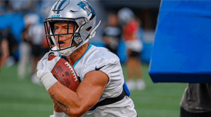 El corredor de los Carolina Panthers, Christian McCaffrey, lleva el balón durante un simulacro en el Fan Fest del equipo de fútbol de la NFL en Charlotte, NC, el jueves 11 de agosto de 2022.