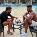 Anthony Joshua (derecha) fue visto jugando al ajedrez con su amigo y entrenador JC Elite en Arabia Saudita