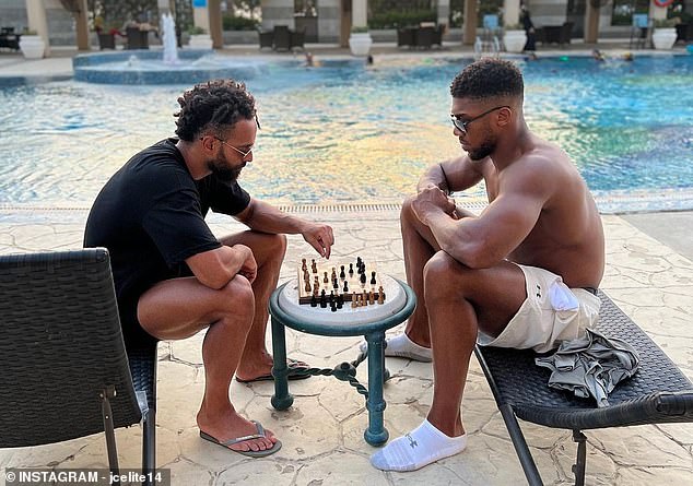 Anthony Joshua (derecha) fue visto jugando al ajedrez con su amigo y entrenador JC Elite en Arabia Saudita