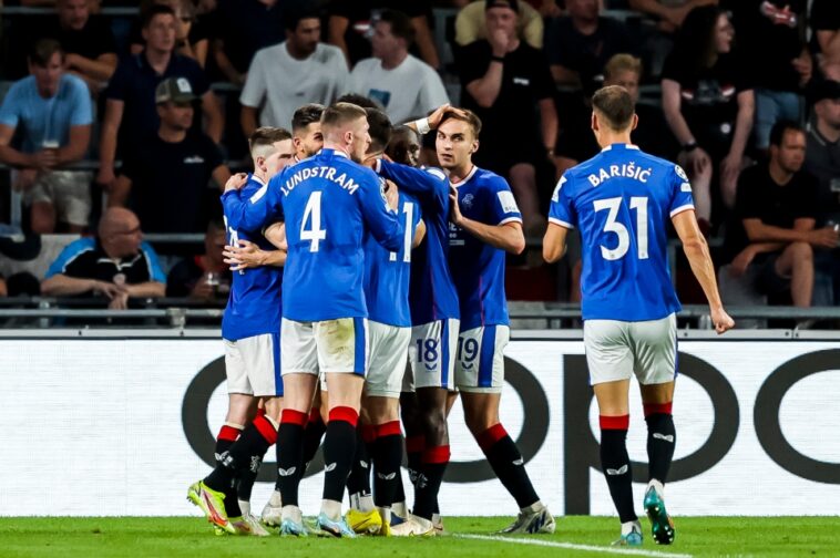 Los jugadores del Rangers celebran el gol de Antonio Colak