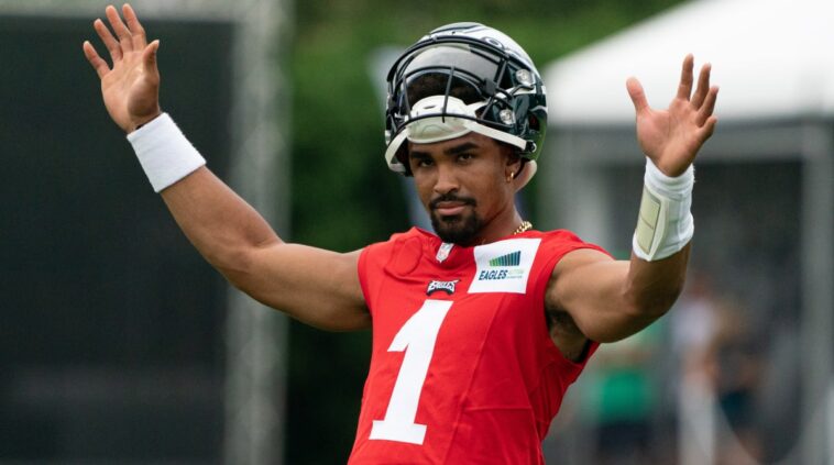 Campamento de entrenamiento de los Eagles: Jalen Hurts construye un sólido segundo año