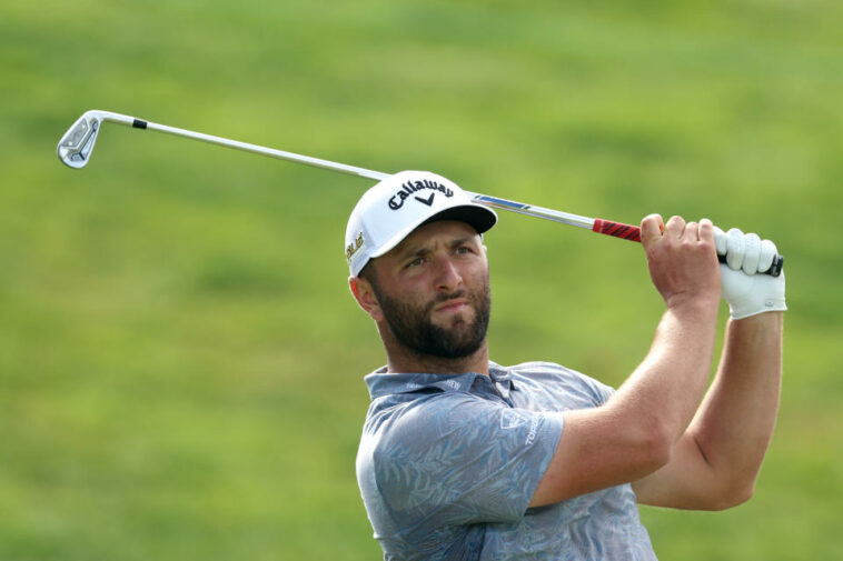 Jon Rahm sigue su golpe de salida en el hoyo 15 durante un Pro-Am el 17 de agosto. (Rob Carr/Getty Images)