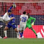 El impresionante gol de chilena de Mehdi Taremi contra el Chelsea quedó segundo en los premios Puskas 2021