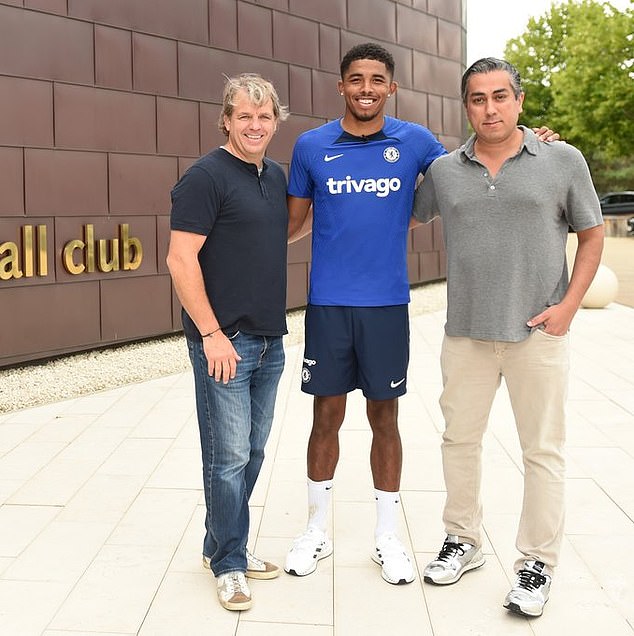 El Chelsea ha fichado a Wesley Fofana (centro) procedente del Leicester City en un acuerdo de 70 millones de libras, mientras el nuevo fichaje del club posa con el presidente Todd Boehly (izquierda) y el copropietario Behdad Eghbali (derecha).