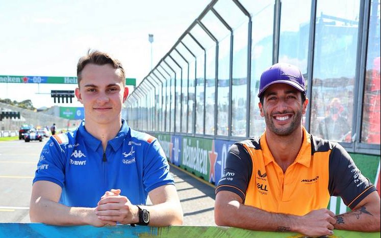 Oscar Piastri (AUS) Piloto de reserva del equipo Alpine F1 y Daniel Ricciardo (AUS) McLaren.  10.04.2022.  Campeonato del Mundo de Fórmula 1, Rd 3, Gran Premio de Australia, Albert Park, Melbourne, Australia, Carrera