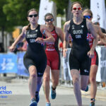 Katie Crowhurst y Grace France en un sprint final en World Triathlon Para Series Swansea - Petko Beier / World Triathlon
