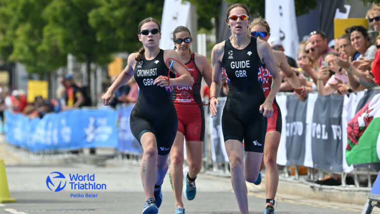 Katie Crowhurst y Grace France en un sprint final en World Triathlon Para Series Swansea - Petko Beier / World Triathlon
