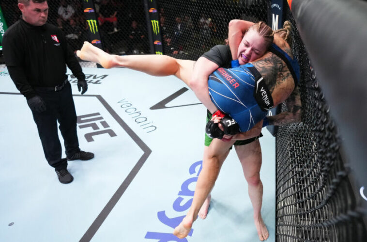 LAS VEGAS, NEVADA - 6 DE AGOSTO: Cory McKenna de Gales se prepara para derrotar a Miranda Granger en una pelea de peso paja durante el evento UFC Fight Night en UFC APEX el 6 de agosto de 2022 en Las Vegas, Nevada.  (Foto por Chris Unger/Zuffa LLC)