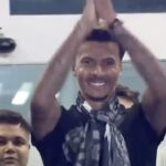 Dele Alli fue recibido por los seguidores del Besiktas después de llegar a Estambul el miércoles por la noche.